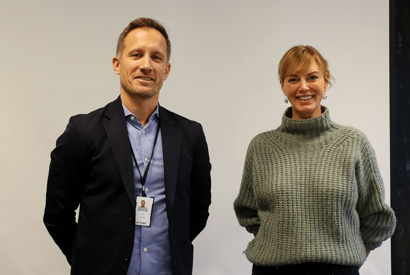 Sissel Aarak, Sissel Aarak, generalsekretær i SOS-barnebyer, til høyre med lyst hår i hestehale og lys grønn genser, sammen med adm. dir. i Visma Enterprise, Stian Svendsen, han har mørkt kort hår, dressjakke og blå skjorte Foto: SOS-barnebyer