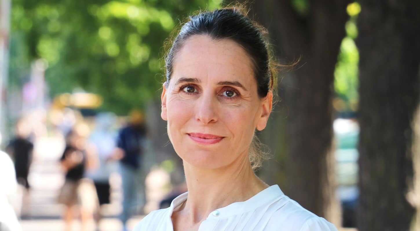 Partnerskapet med Heimstaden: Anette Konar Riple, programdirektør for A Home for A Home. Hun har mørkt langt hår i en topp og hvit skjorte og står ute i en park. Foto: Heimstaden.