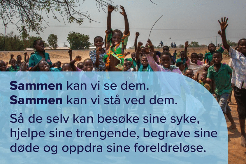 En gruppe barn jubler og hopper. Det er en tekst oppå bildet:
Sammen kan vi se dem. Sammen kan vi stå ved dem. Så de selv kan besøke sine syke, hjelpe sine trengende, begrave sine døde og oppdra sine foreldreløse.
Foto: Cornel van Heerden