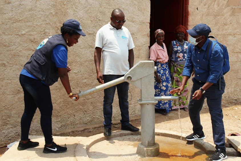 Huambo: Medarbeidere fra SOS-barnebyer tester vannpumpen. Foto: SOS-barnebyer