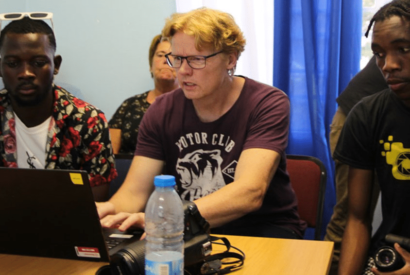 Huambo: Knut Brobakken sitter foran PCen med noen av kursdeltagerne. Foto: SOS-barnebyer