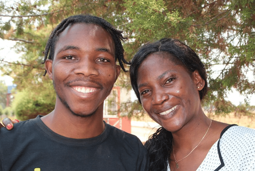 Huambo: Andresa sammen med Pedro, en av ungdommene som har flyttet ut og nå bor i en ungdomsleilighet. Foto: Turid Weisser