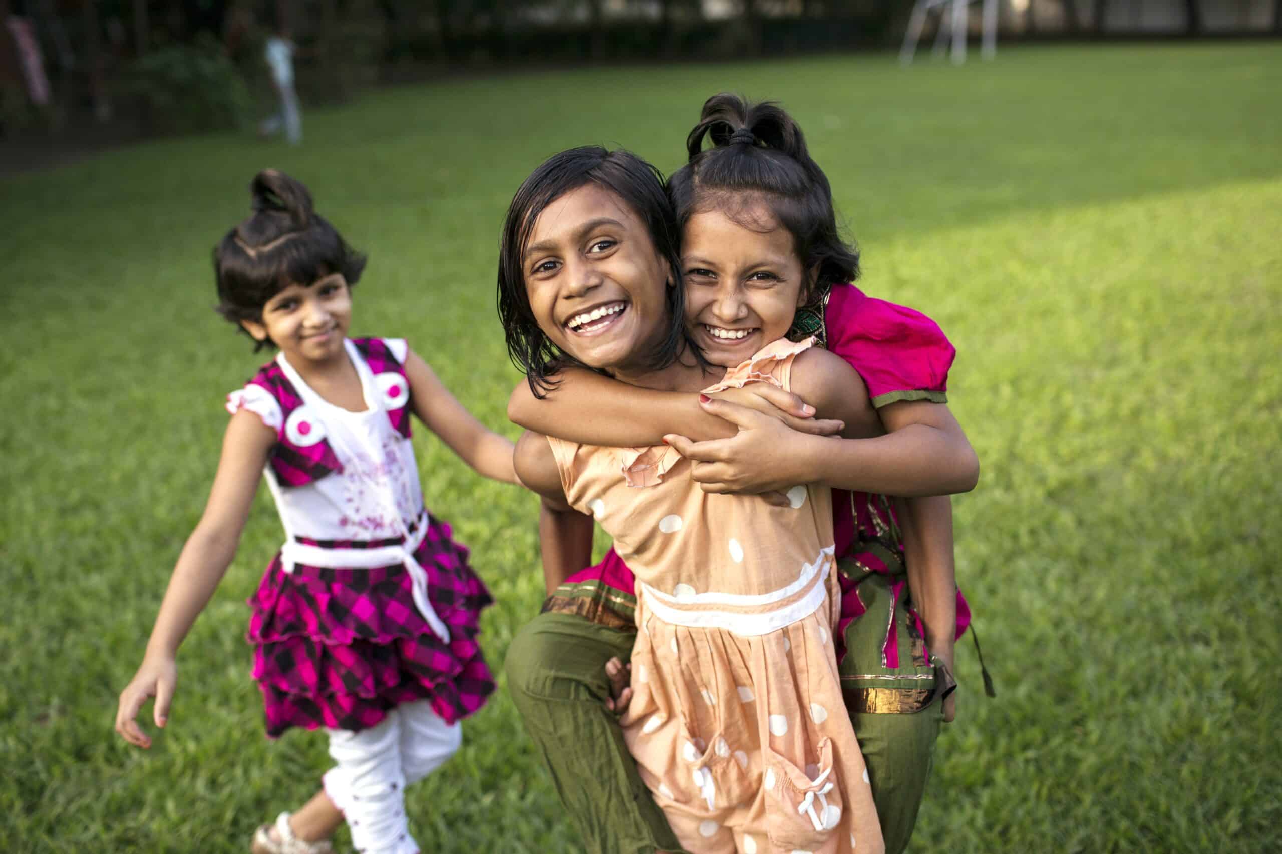 Om ettermiddagen når barna har kommet hjem fra skolen og leksene er unnagjort, leker de ute. Jentene bor i en barneby i Dhaka. Foto: Conor Ashleigh