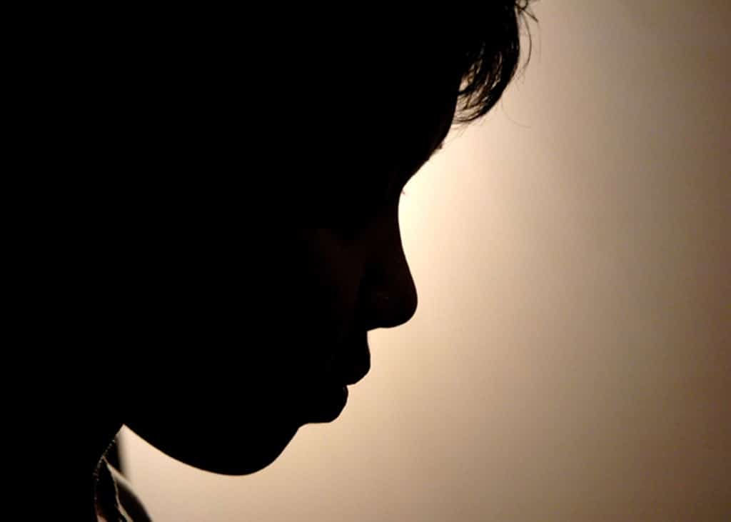 Silhuett, ansiktet til en gutt i profil, med lys bakgrunn. Illustrasjonsfoto Mental Helse: SOS-barnebyer