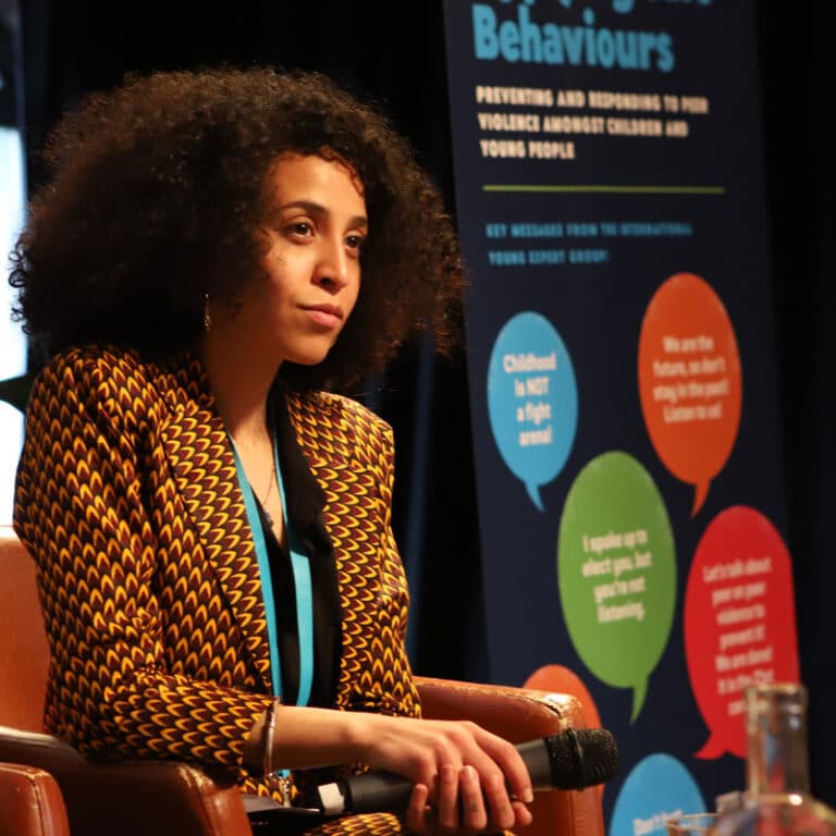 Ei ung jente deltar i en panelsamtale på vegne av SOS-barnebyer, der tema er Applying Safe behavior. Hun er en del av SOS-barnebyers påvirkningsarbeid Foto: Magdalena Sikorska