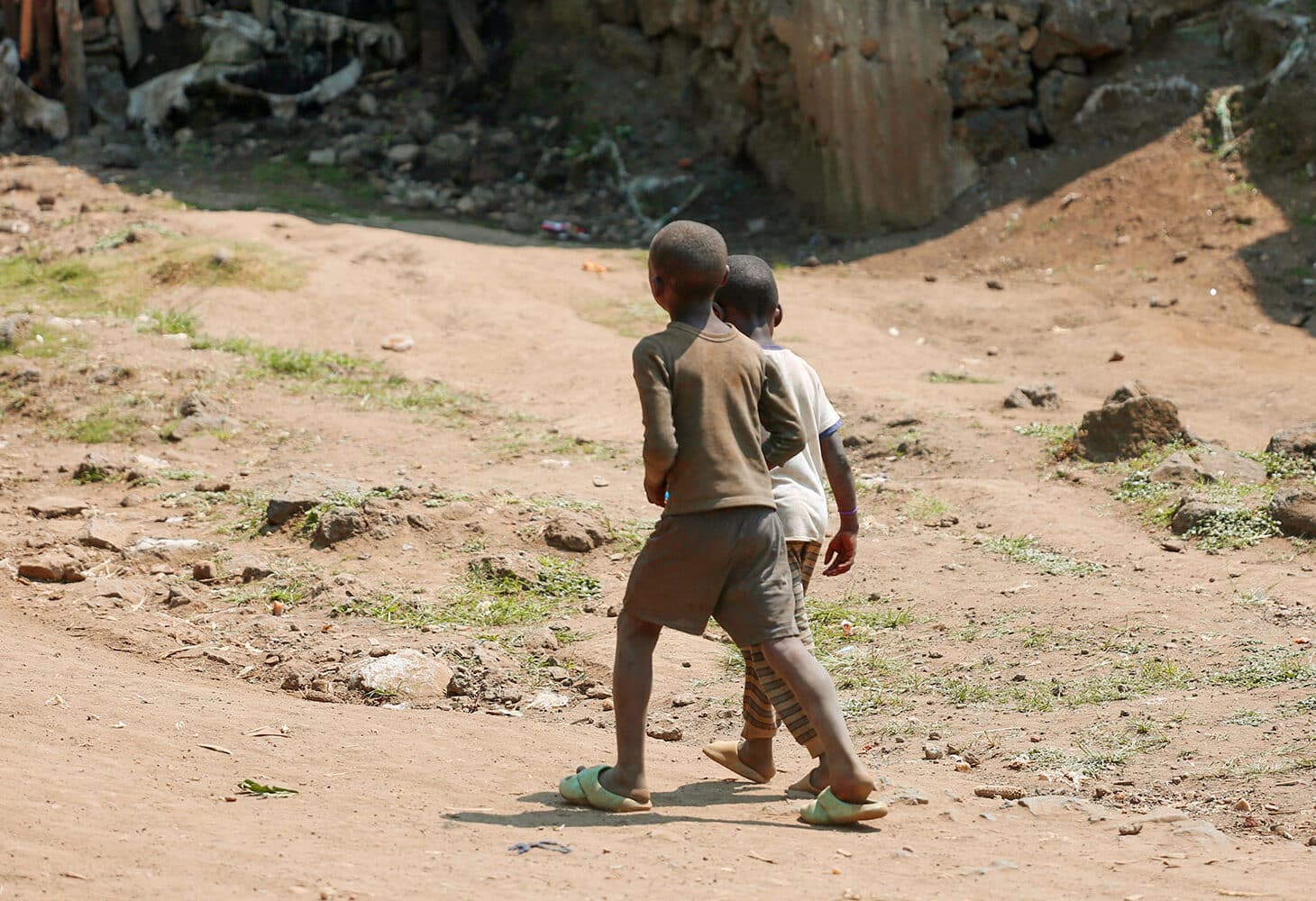 Barn på gata: To gutter går på en grusete vei i Kicuiro-distriktet i Kigali. Foto: Olivier Rubibi