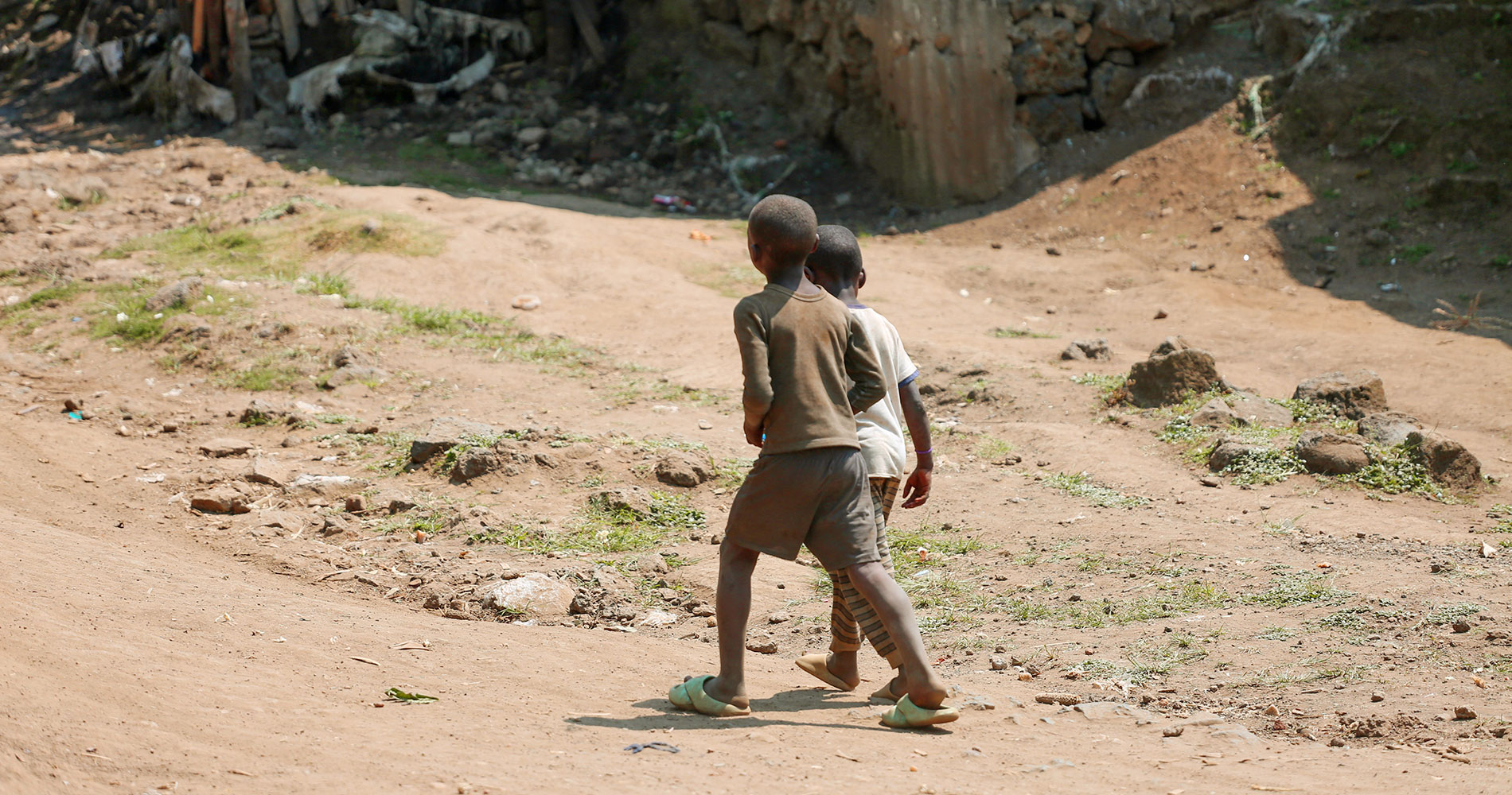 Barn på gata: To gutter går på en grusete vei i Kicuiro-distriktet i Kigali. Foto: Olivier Rubibi