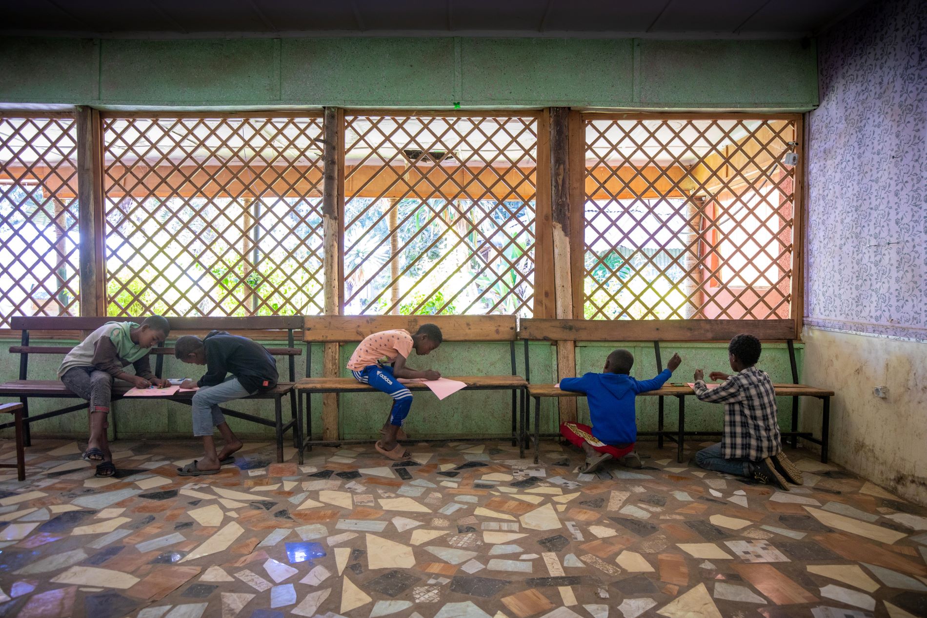 SOS-barnebyers arbeid med barn på gata i Etiopia, Barn gjør lekser på rehabiliteringssenteret.