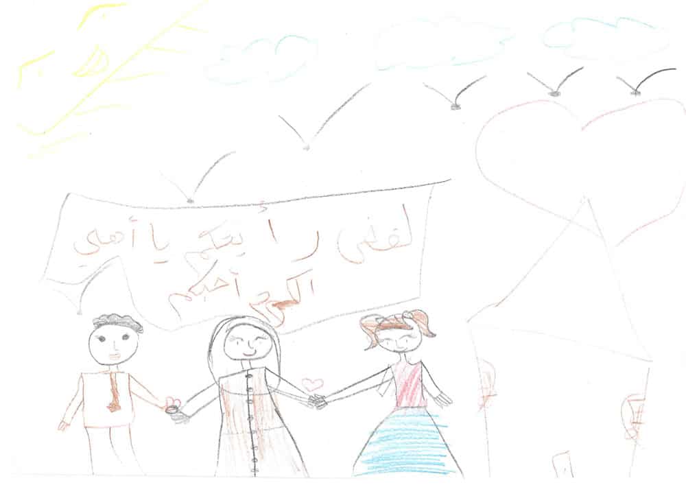 Hiba 12 år fra Palestina har tegnet en tegning med et barn og to voksne. Tekst Endelig ser jeg dere igjen. Jeg elsker dere så mye!