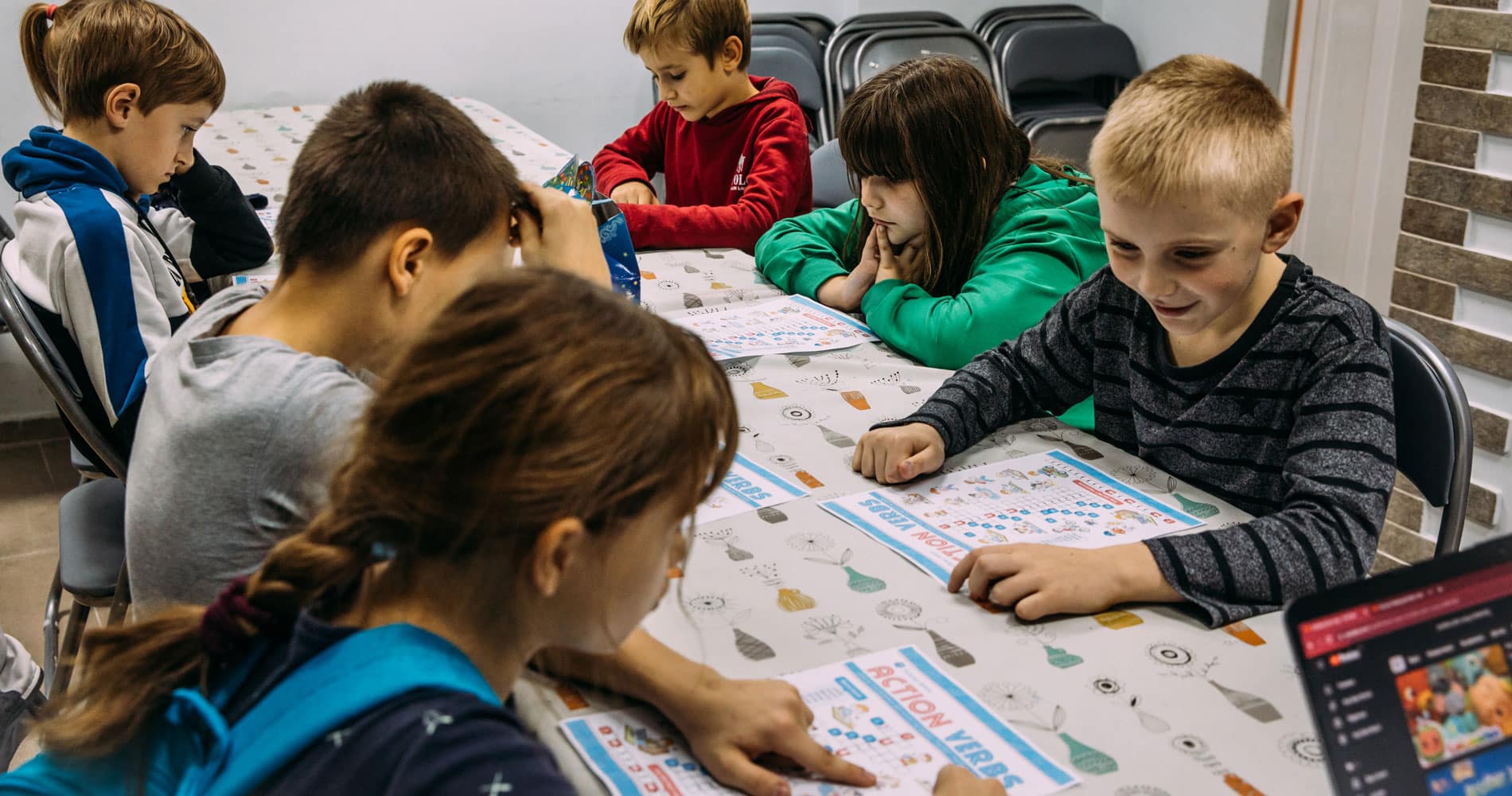 Ukraina: En gruppe barn sitter rundt et bord og spiller et spill. Foto Alea Horst