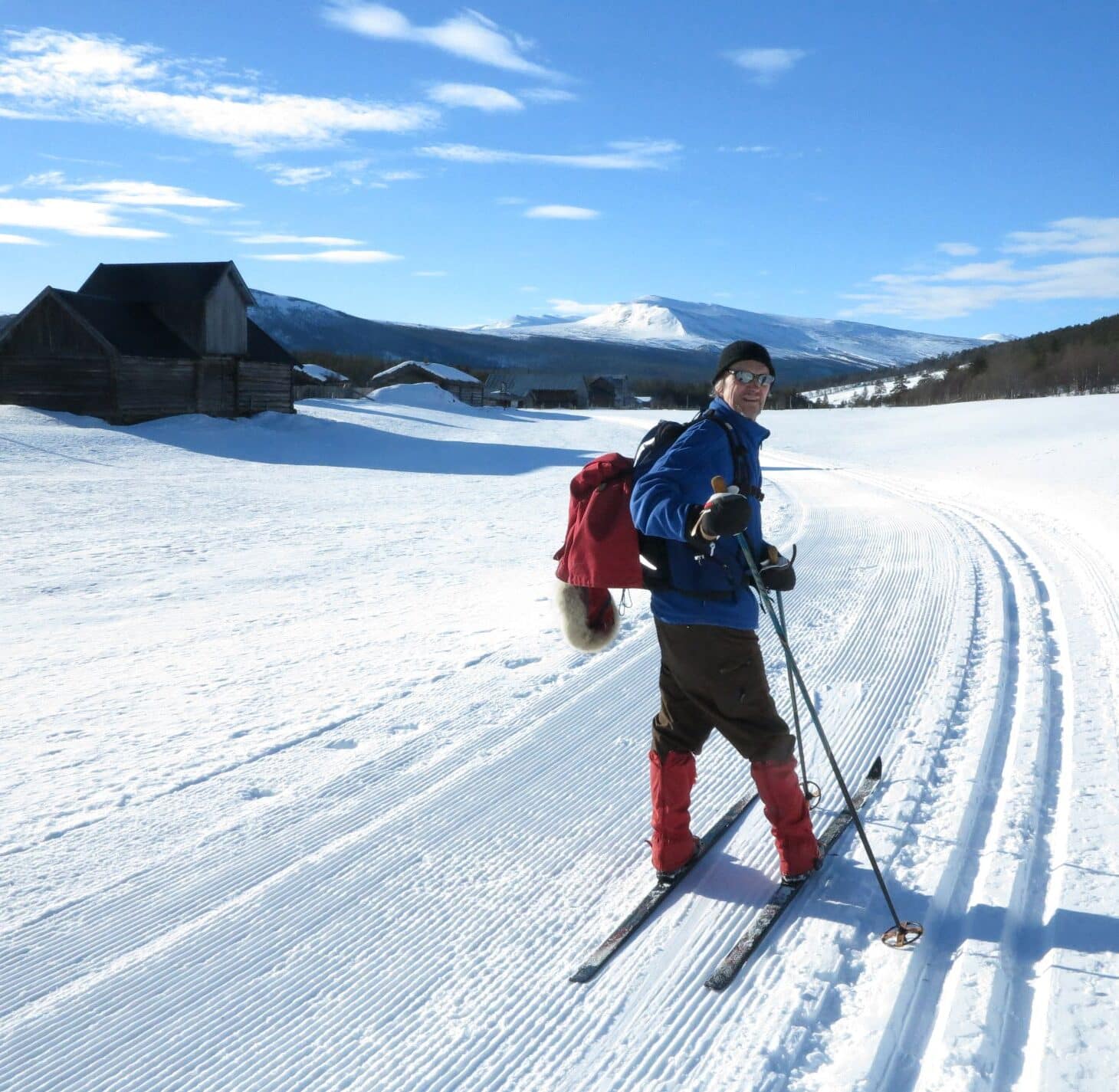 Mann går på ski på påskefjellet.