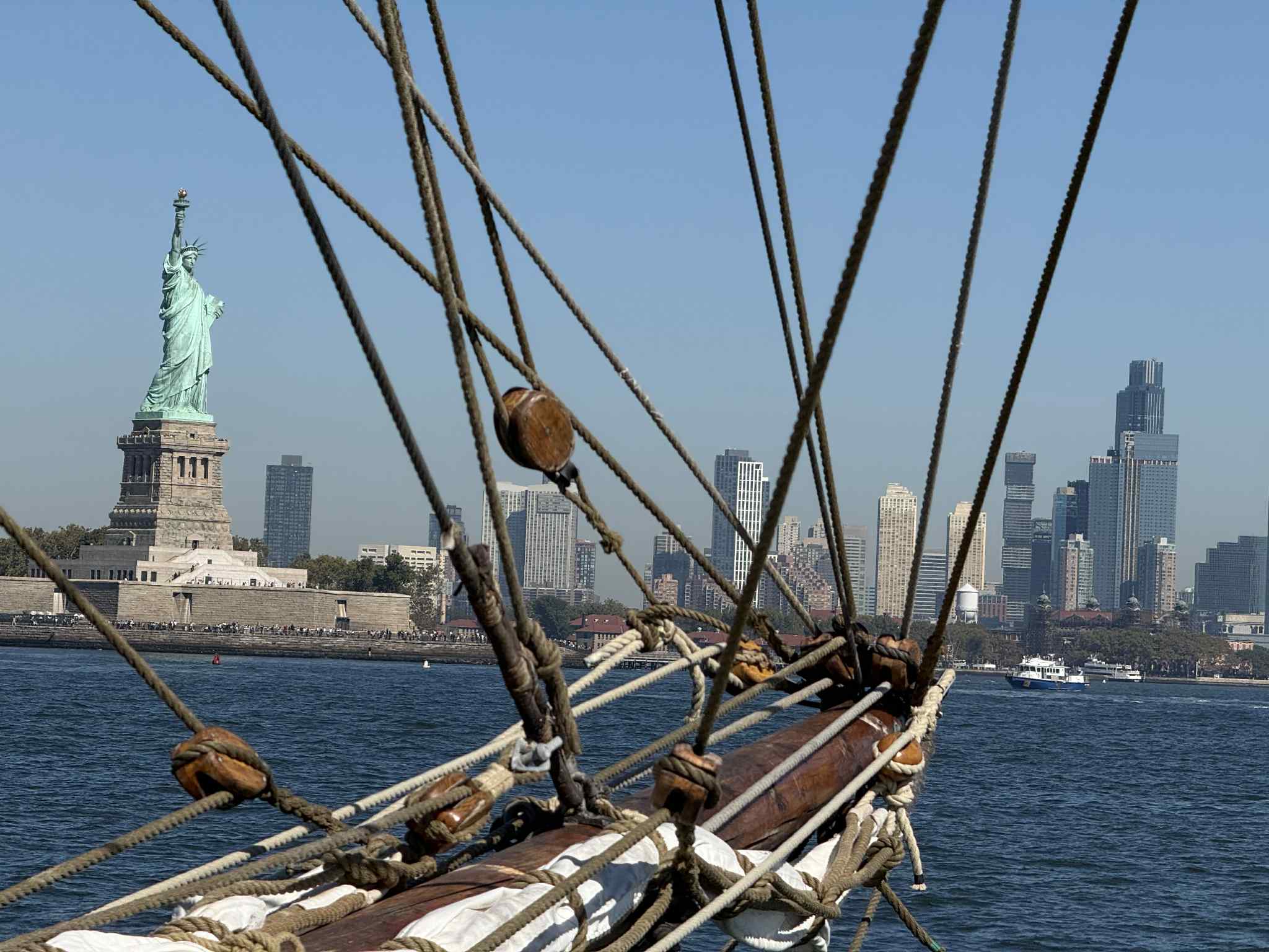 Seilskuta Restauration ankommer New York. Underveis hadde mannsakpet innsamlingsaksjon til SOS-barnebyer.