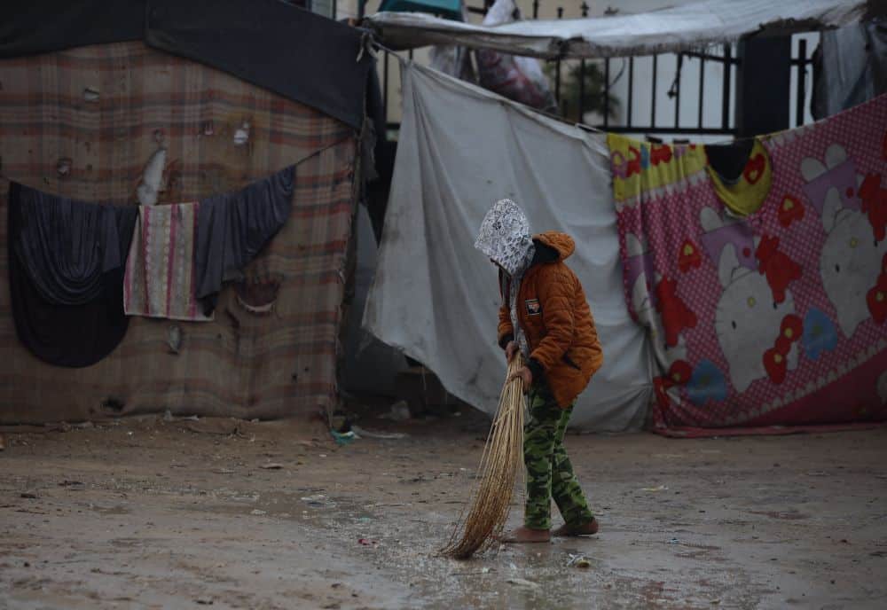 Regn, vind og nattetemperaturer ned mot 10 grader gjør forholdene i flyktningleirene i Gaza livstruende for de yngste.
